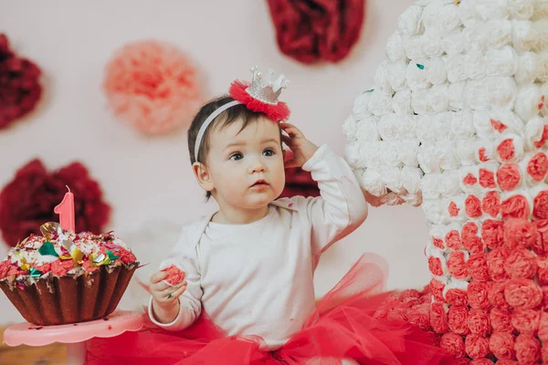 İlk Doğum gününü kutluyor. Prenses kız. Mutlu küçük prenses