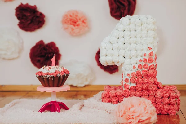 Baby erste Geburtstagsfeier. Fokus auf Kuchen mit Kerze — Stockfoto