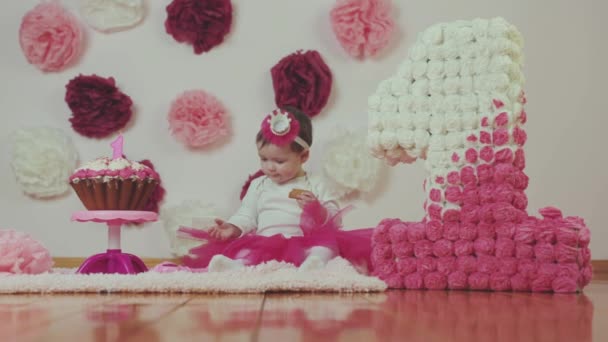Satu Tahun Seorang Putri Kecil Konsep Perayaan Ulang Tahun Pertama — Stok Video