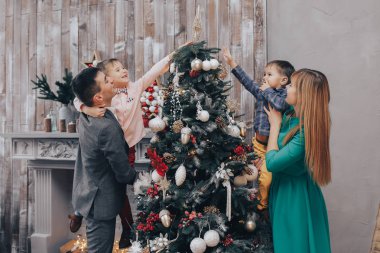 Mutlu aile dekorasyon Noel ağacı birlikte. Baba, anne ve iki oğul. Şirin çocuk