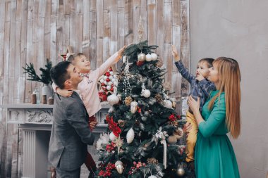 Mutlu aile oturma odasında bir Noel ağacı süsleme