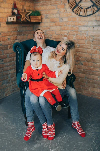 Šťastná rodina s malou dcerou slaví Štědrý den a nový rok — Stock fotografie