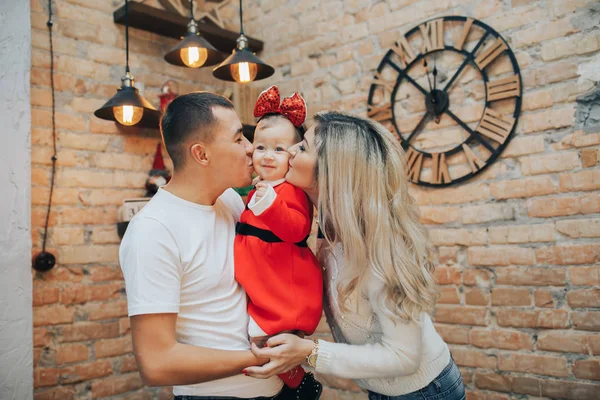 Rodina s malou dcerou slaví Štědrý den a nový rok — Stock fotografie