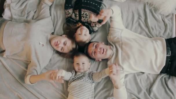 Šťastná rodina vyhledávání kamera na posteli