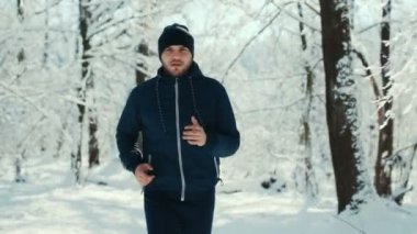 Sabah koşu sırasında kış şehir Park'ta koşan spor adam