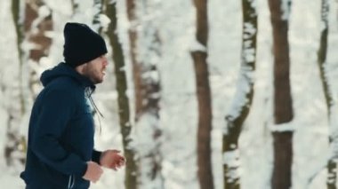 Kış ormanda yalnız runner