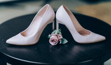 Gelin sabah ayrıntıları kompozisyon. Pembe buket düğün yaka çiçeği ve deri ayakkabı