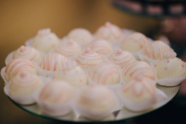 Çikolata. Beyaz düğün pastası Festival tablo çöller, çilek tartı ve kek ile dekore edilmiştir. Düğün. Resepsiyon Tartlets