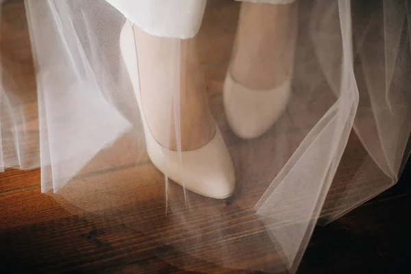 The bride getting her wedding shoes. Woman shoes on the bridal veil — Stock Photo, Image