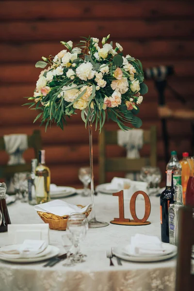 Decoración de la boda, interior. Festivo. Decoración de mesa de boda en estilo rústico — Foto de Stock