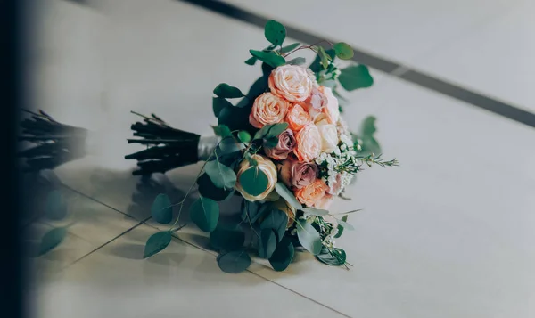 Buquê de casamento feito de rosas rosa e branca — Fotografia de Stock