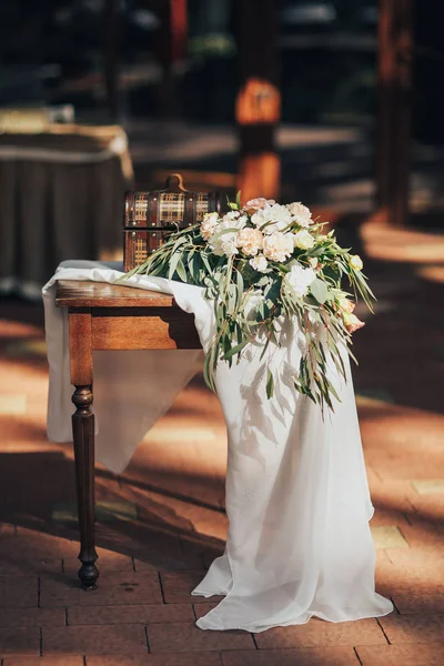 Decoração de casamento. Placa de madeira com a inscrição Casamento. Decorações de casamento — Fotografia de Stock