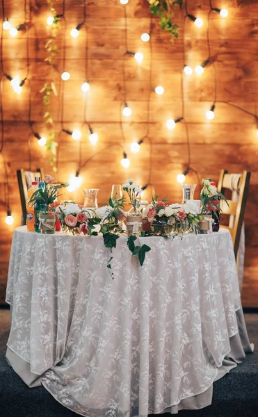 Boda detalle dulce. Juegos de mesa de boda en salón de bodas — Foto de Stock