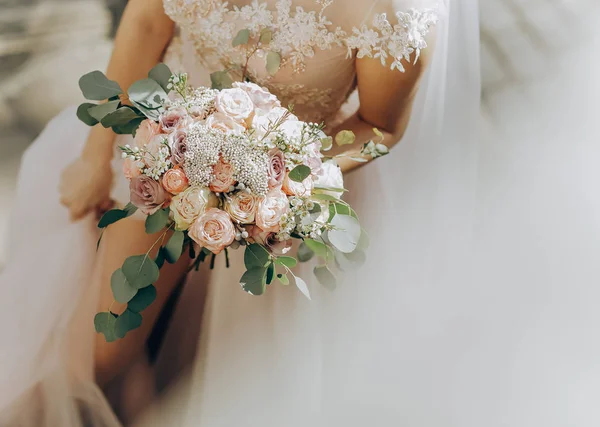 Buquê de casamento de beleza em mãos de noivas. Dia do casamento — Fotografia de Stock