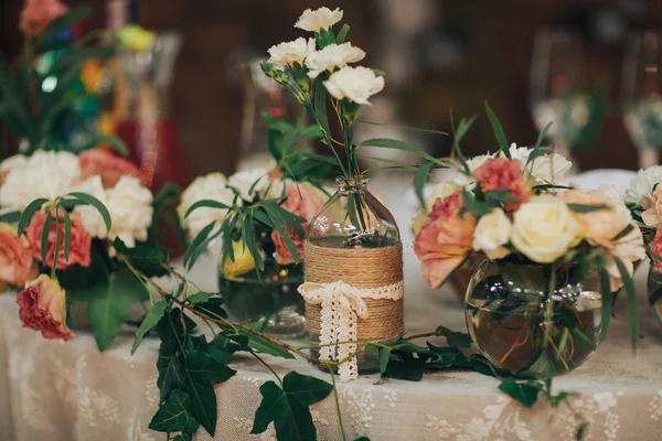 Configuración de la mesa, mesa de invitados de boda, disposición de la recepción en estilo rústico — Foto de Stock