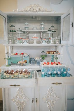 İlk yıl. Doğum günü çocuğu. Dekorasyon. Beyaz ve mavi. Büyük bir kutup ayısı. Loft tarzı oda