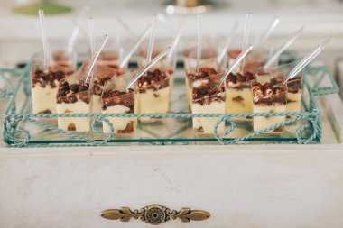 Lezzetli tatlı büfesi kekler. Çörekler ve diğer tatlılar tatlı tatil büfesiyle