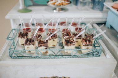 Lezzetli tatlı büfesi kekler. Çörekler ve diğer tatlılar tatlı tatil büfesiyle