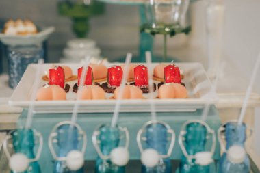 Çikolata. Keklerle nefis bir açık büfe. Tatlı bir açık büfe, kapkekler ve diğer tatlılar.