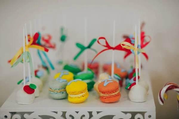 Kuchen, Bonbons, Marshmallows, Obst und andere Süßigkeiten auf dem Desserttisch bei Kindergeburtstag — Stockfoto