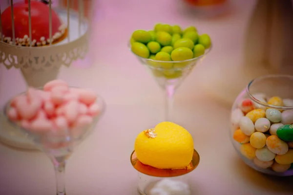 Tisch mit Süßigkeiten, Süßigkeiten Dessert. Candy Bar. — Stockfoto