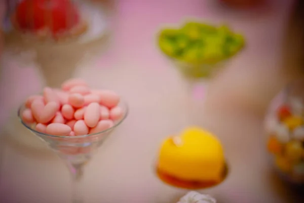 Pink meringue cookies. Candy bar. Table with sweets, candies, dessert — Stock Photo, Image