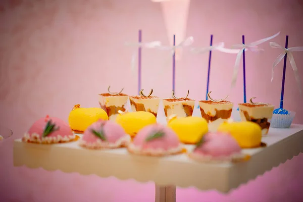 Geburtstagskekse. Detail einer Desserttafel - bunte Plätzchen mit rosa Geburtstagskuchen — Stockfoto