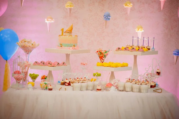 Joyeux anniversaire concept de table avec plein de bonbons sucrés et gâteau — Photo