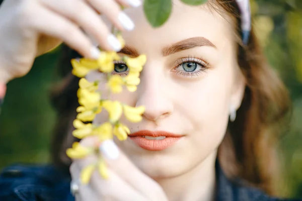 Schöne Mädchen Gesicht mit Blumen. — Stockfoto