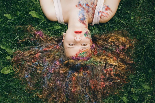 어여쁜 머리를 가진 아름다운 십 대 소녀가 눈을 뜬 채풀 속에 누워 있다. — 스톡 사진