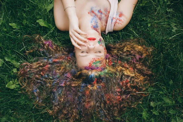 一个年轻漂亮的姑娘在绿草旁放松 — 图库照片