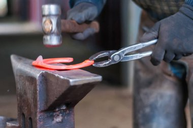 Atların toynakları kadar onları koymadan önce yanan at ayakkabı şekillendirme demirci.