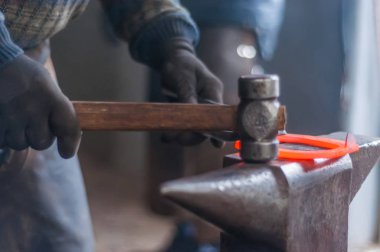 Atların toynakları kadar onları koymadan önce yanan at ayakkabı şekillendirme demirci.