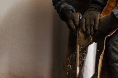 Atların toynakları için metal at ayakkabı kadar koyarak demirci.