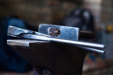 Metal araç ve gereçler at ahırda nallatmak için demirci.