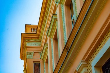 Güneşli bir günde Debrecen, Macaristan, Avrupa'nın tarihi mimarisi üzerinde göster.