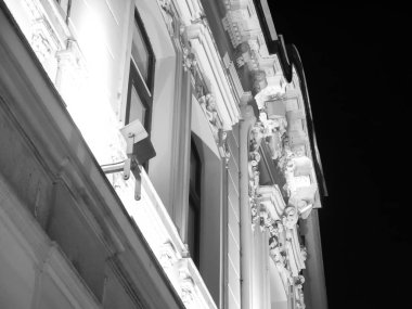 Siyah ve beyaz fotoğraf gece Miskolc, Macaristan, Avrupa'nın tarihi mimarlık.