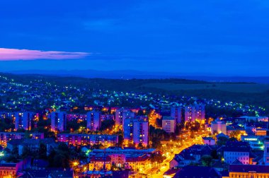Miskolc, Macaristan, Avrupa gece üzerinden renkli Manzaralı.
