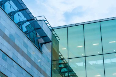 Nyiregyhaza, Macaristan, Avrupa'nın modern mimarisinde bulutlu bir günde görüntülemek.