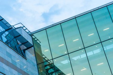 Nyiregyhaza, Macaristan, Avrupa'nın modern mimarisinde bulutlu bir günde görüntülemek.