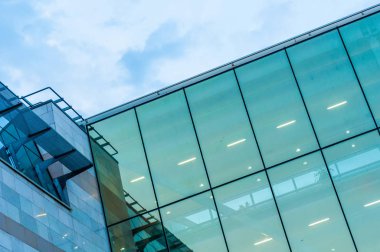 Nyiregyhaza, Macaristan, Avrupa'nın modern mimarisinde bulutlu bir günde görüntülemek.