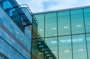 Nyiregyhaza, Macaristan, Avrupa'nın modern mimarisinde bulutlu bir günde görüntülemek.