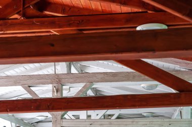 Ahşap çatı yapısının closeup iç görünüm.