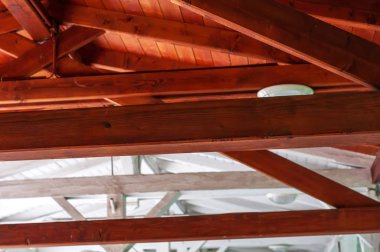 Ahşap çatı yapısının closeup iç görünüm.