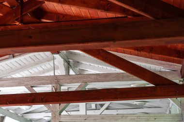 Ahşap çatı yapısının closeup iç görünüm.