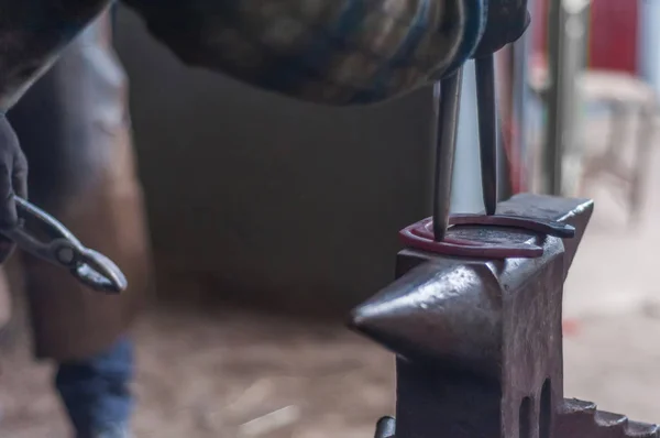 Herrero Dando Forma Los Zapatos Caballo Llamas Antes Ponerlos Los — Foto de Stock