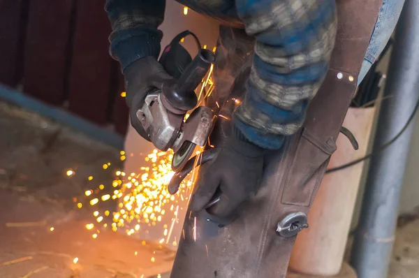 Herrero Moliendo Paz Zapato Caballo Metal Para Darle Forma — Foto de Stock