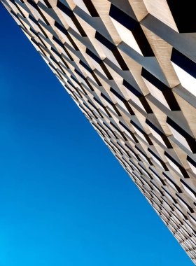 Eski bir bina üzerinde sıradışı görünümü