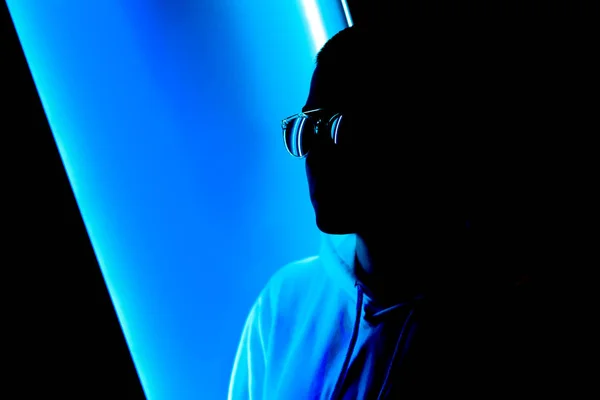 Kısa saçlı bir kadın bir neon ışık düşük anahtar portresi