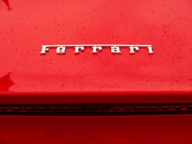 Bir Ferrari spor otomobil logosu